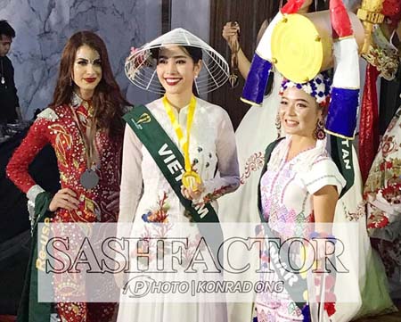 Đại diện Việt Nam, Myanmar và Venezuela trong đêm trao giải Miss Photogenic.